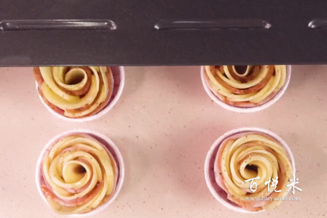 好看又好吃的土豆培根玫瑰卷，葷素搭配，焦香味美，家人都愛吃